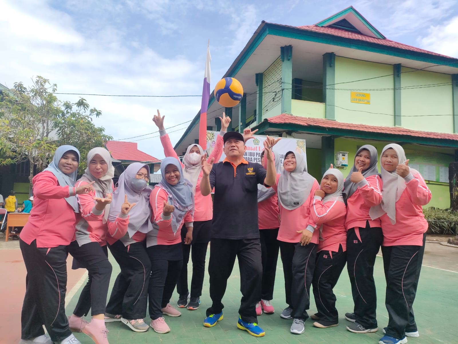 Dukungan Kepala Madrasah Penyemangat Tim Volly Putri MIN 2 Kota Bengkulu Untuk Bertanding